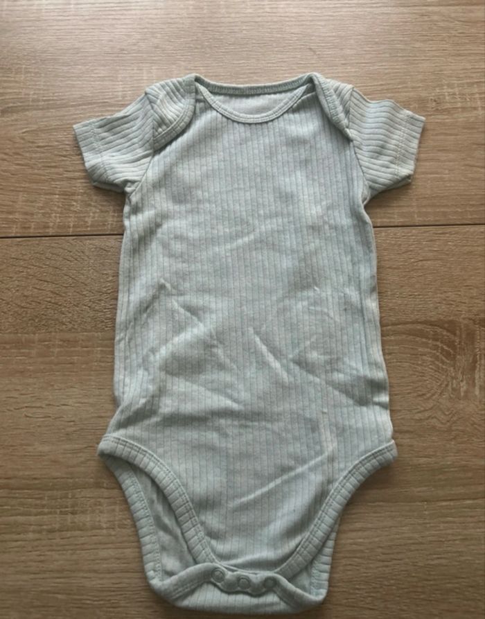 Lot de 4 bodies-taille 9 mois - photo numéro 6