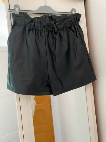 Short en cuire noir S