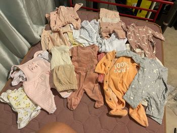 Lot de vêtements  taille 0 et 1 mois fille
