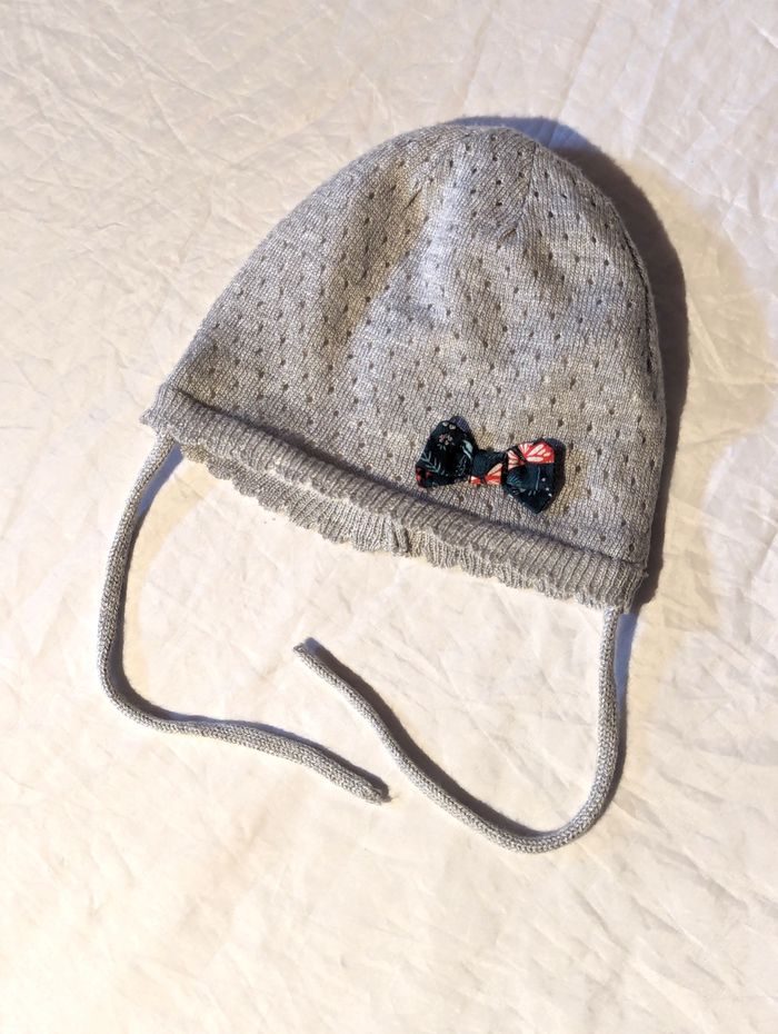 Bonnet Gris Minis Trous Flot Ruban Vert Attache Ficelles Vêtement Accessoire Petits Enfants Bébés