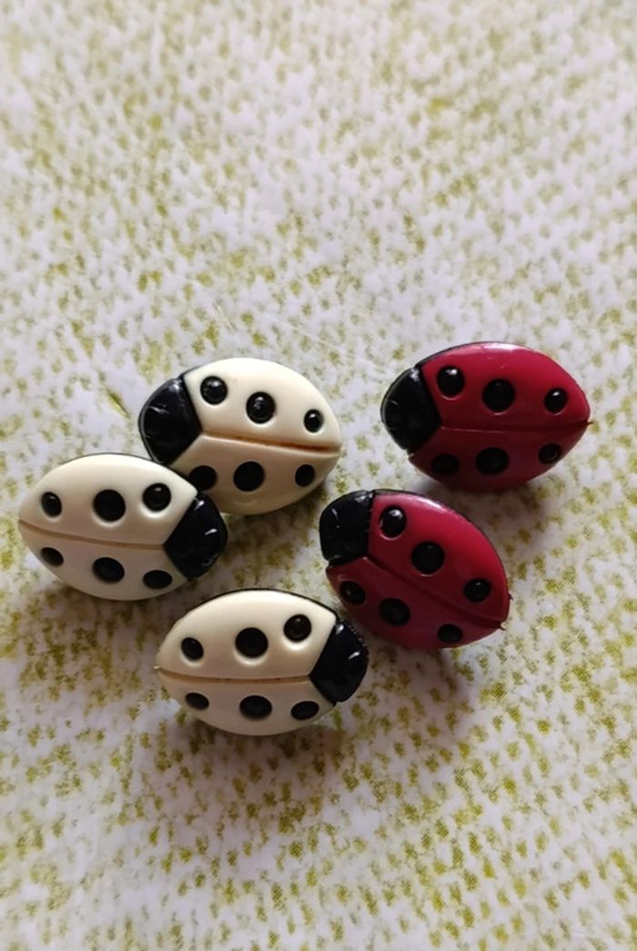 Lot de boutons. Schtroumpfs et coccinelles. - photo numéro 4