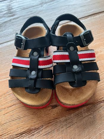 Sandale noir et rouge taille 24