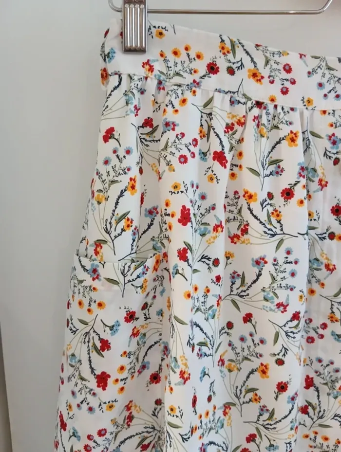 Jupe courte boutonnée blanches fleurs multicolores taille L - photo numéro 2