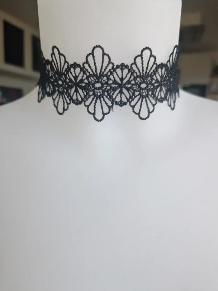 Collier fantaisie ras de cou choker floral noir