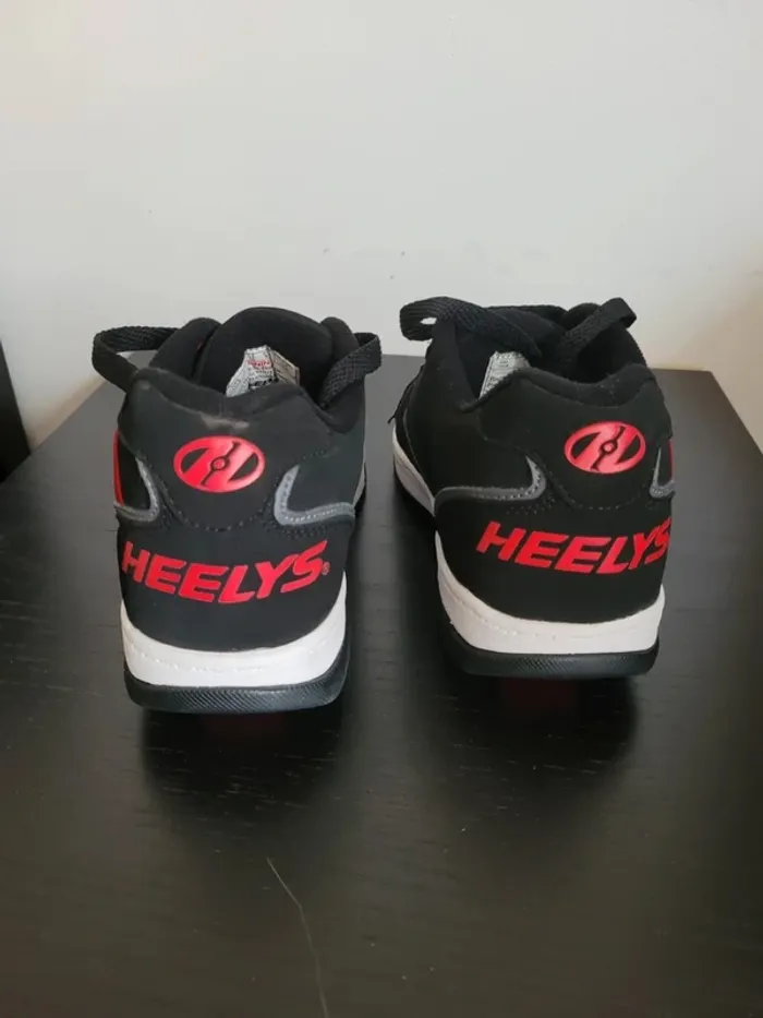 Basket Roller  heelys taille 35 rouge et noir neuve tester une fois en appartement - photo numéro 4