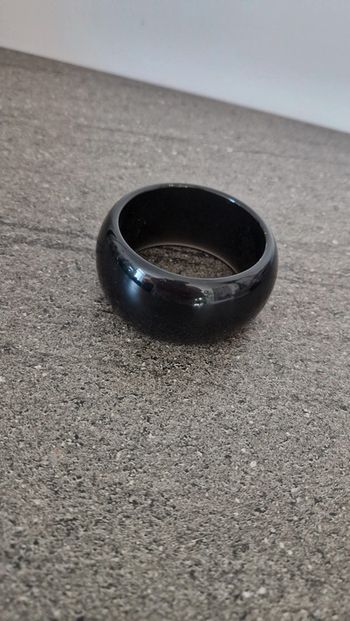 Bracelet noir.