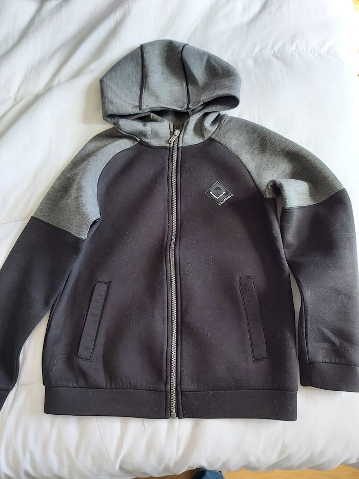Veste noire et grise à capuche 10 ans