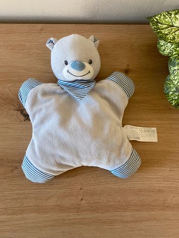 Doudou semi plat ours gris bandana rayé bleu blanc grelot bout chou