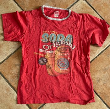 T-shirt rouge motif soda taille 14 ans in extenso