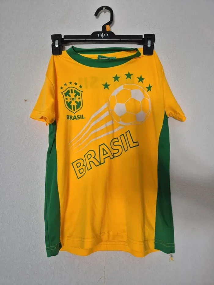 Maillot de foot brésilien en très bon état, taille 6 ans.