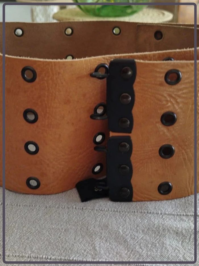 Ceinturon en cuir couleur beige taille 38 Plein Sud très bon état