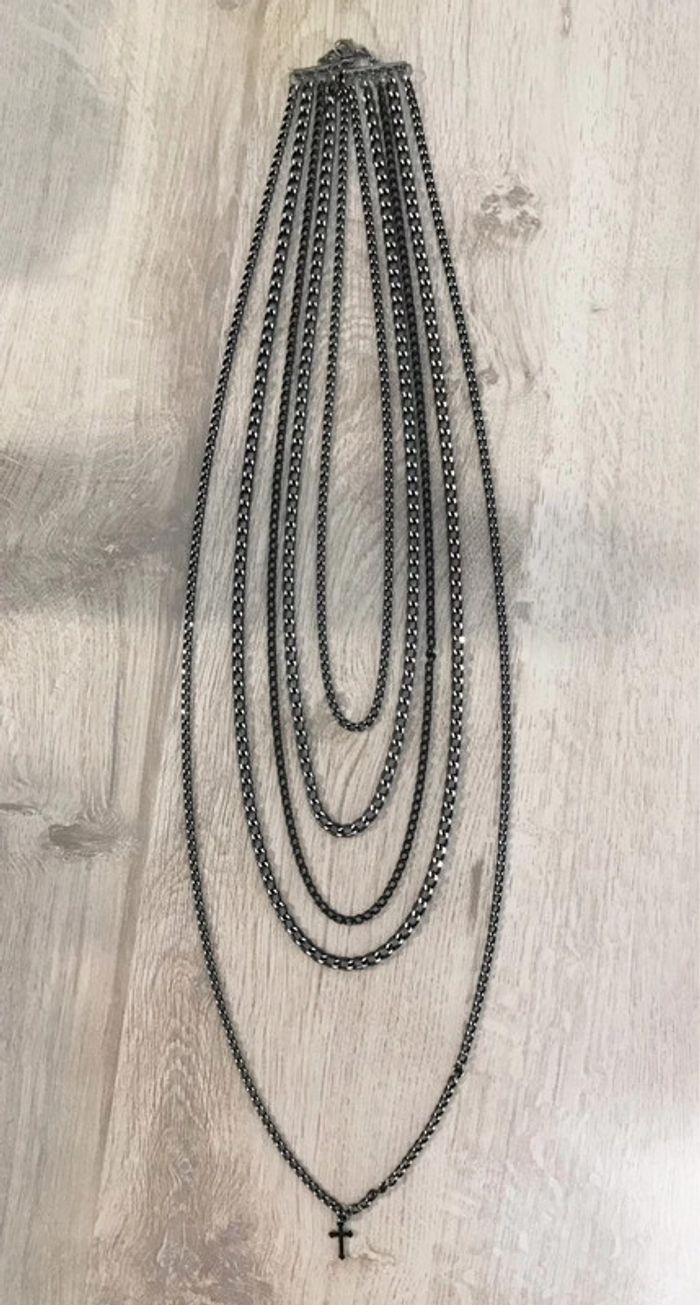 Collier long multirangs avec pendentif croix