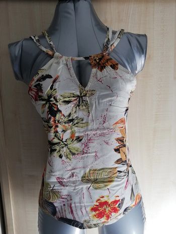 Top court à bretelles fleurie taille 36