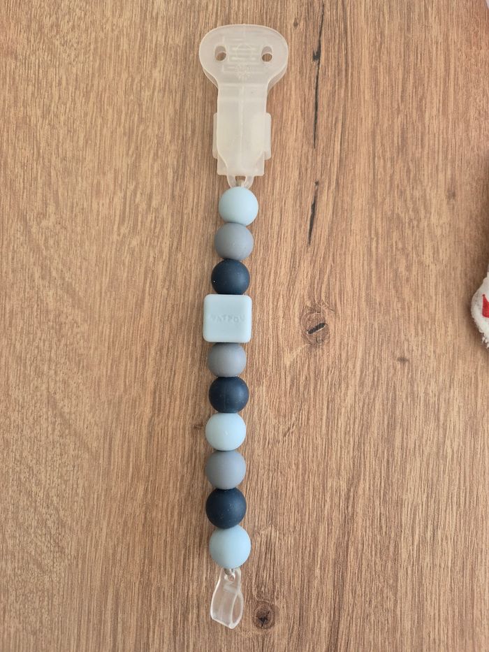 Lot biberons 150 ml + tétines + attache tétine + bavoir + biberons médicament - photo numéro 7