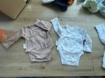 Lot de 2 bodies taille pré-naissance taille 44 cm
