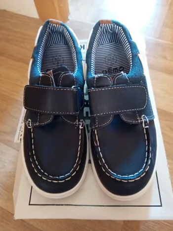 Chaussures bateau garçon t 35 neuves
