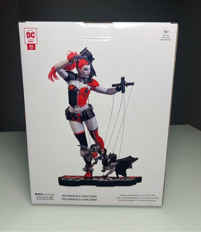 Harley Quinn red white black emanuela lupacchino de comics me farlane toys
