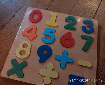 Jeu puzzle chiffres signes mathématiques