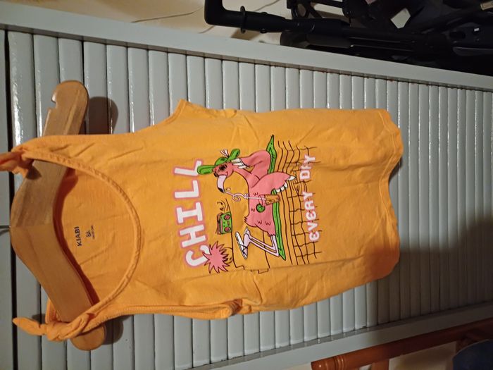 11 tee shirts et 1 débardeur pour filles Taille 8 ans - photo numéro 2