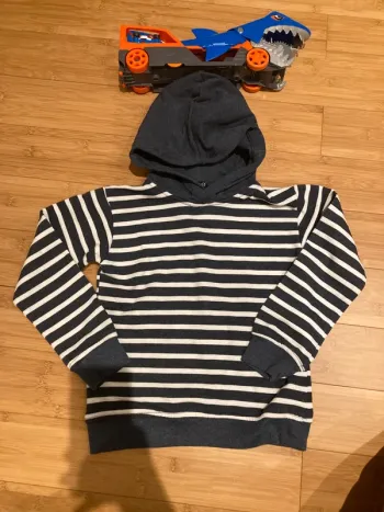8 ans - sweat rayé marin avec capuche - super sympa et confortable