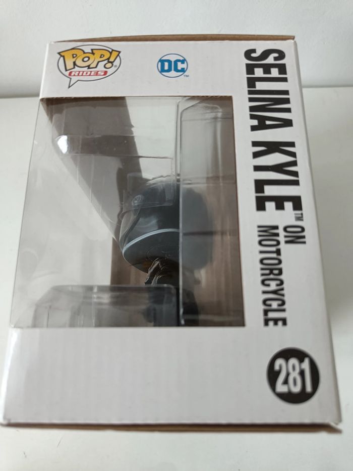 Funko Pop! Ride Deluxe: The Batman - Selina Kyle on Motorcycle - photo numéro 2