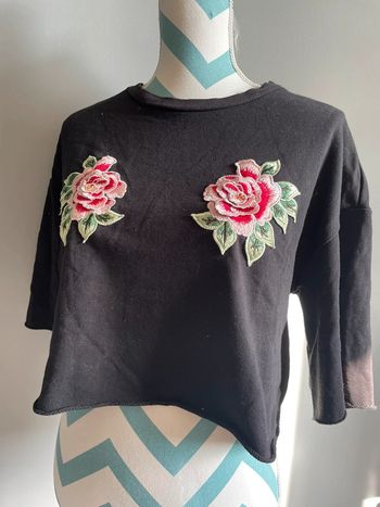 Top crop noir avec broderies fleurs roses