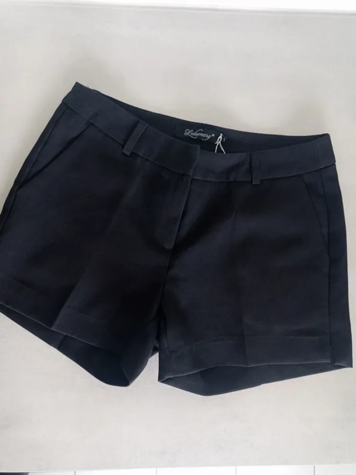 Magnifique short noir habillé ceintré style chinos T.1 Lulumary