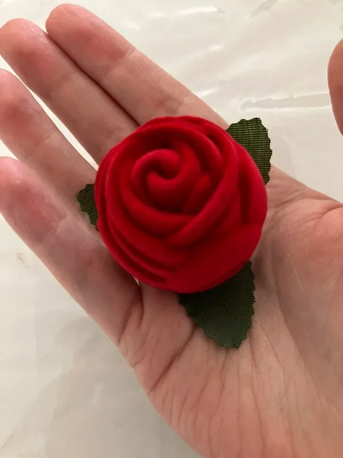 Écrin en forme de rose pour bague en velours rouge