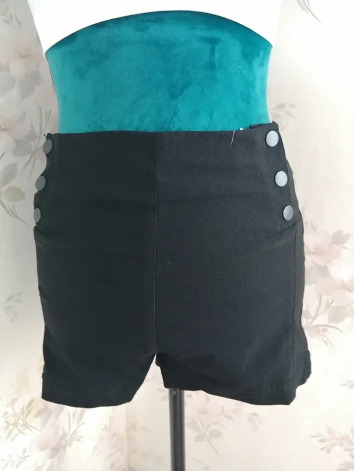 Short noir habillé taille haute avec boutons pressions / mim / (38) - photo numéro 2
