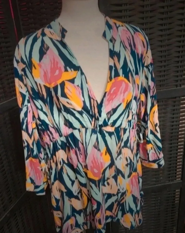 Très belle blouse fleurie XL - photo numéro 2