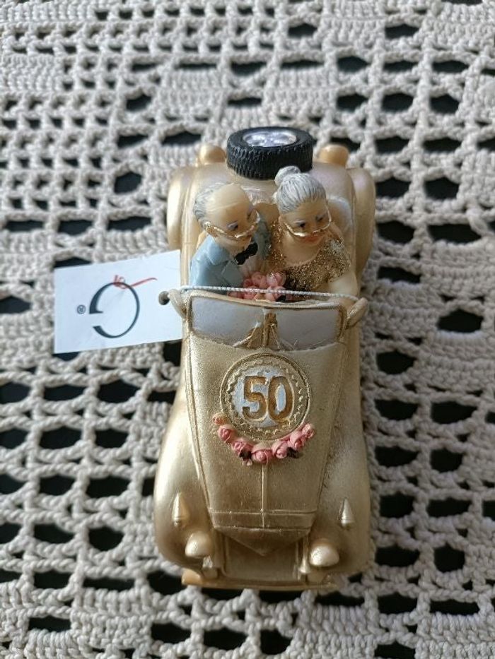 Figurine de voiture d'environ 4 X 10 cm