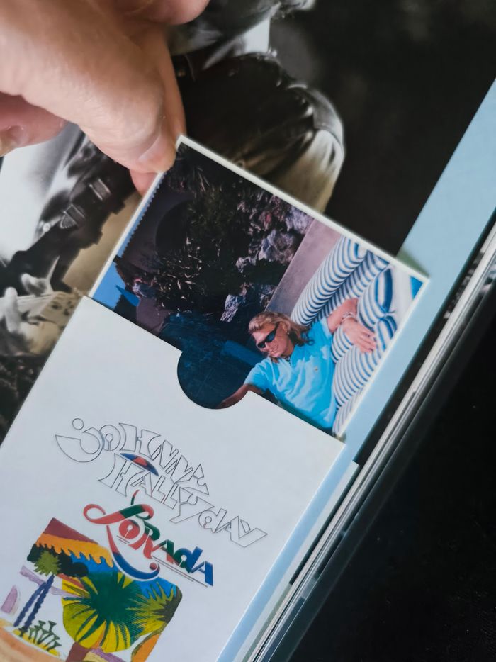 Livre collector coffret Johnny Hallyday avec photos inédites et goodies neuf - photo numéro 7