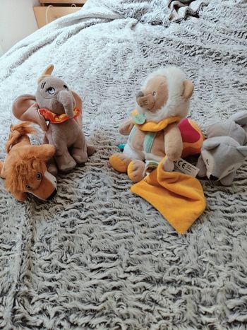 4 petites peluches dont 1 doudou