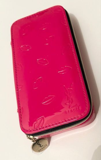 Yves Saint Laurent – Trousse maquillage rose vernie – avec miroir et pinceaux neufs