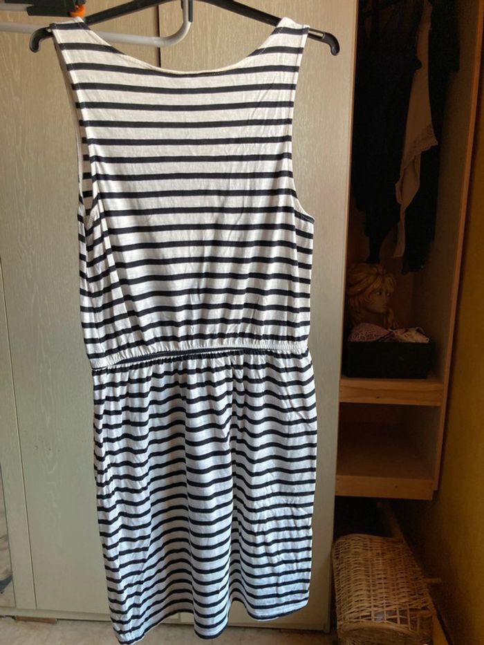 Jolie robe à lignes noires, très agréable pour l’été, taille S - photo numéro 4