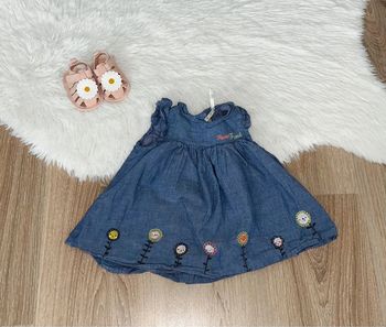 Robe bleue à motifs