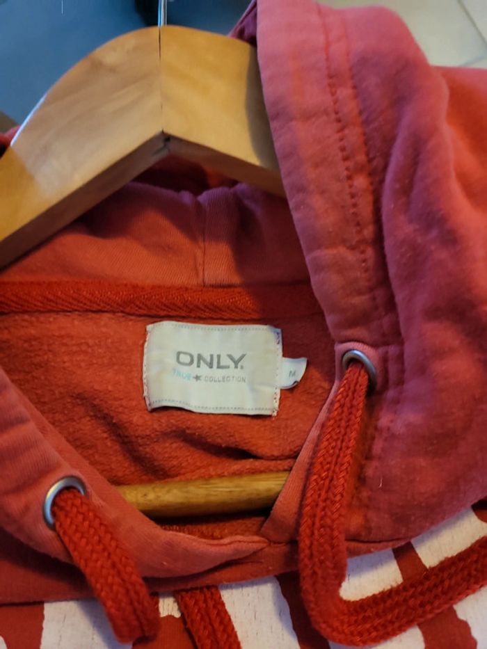 Pull rouge à capuche - photo numéro 6