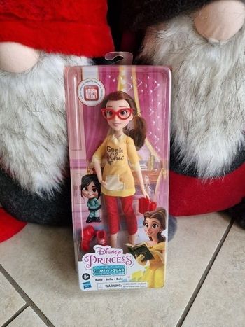 poupée belle avec tenue et accessoires Disney
