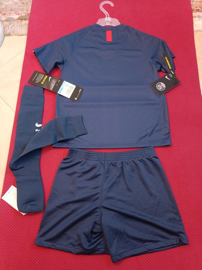 Tenue de foot PSG, Nike Authentique Officiel taille enfant 5/6 ans, Neuf - photo numéro 11