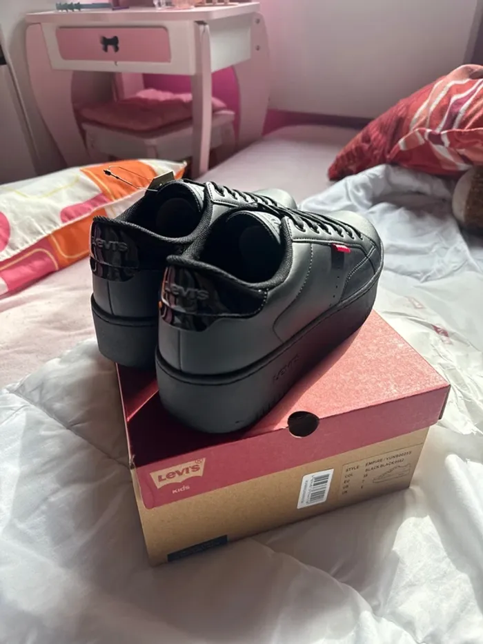 Superbes paire de baskets Levi’s neuves avec étiquette pointure 39 - photo numéro 7