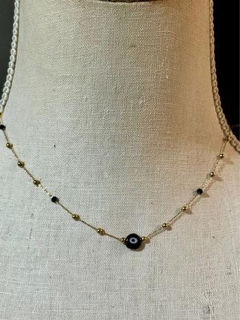 Collier chaîne boules et perles noires œil noir résine
