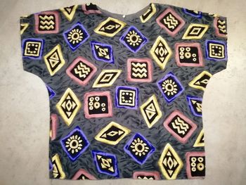 Top fluide imprimé fait par une couturière