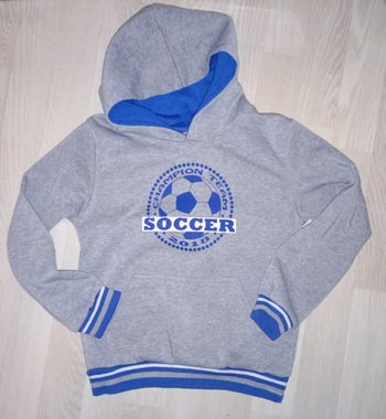 Sweat à capuche gris chiné clair motif soccer Chirakawa 
T. 10 ans