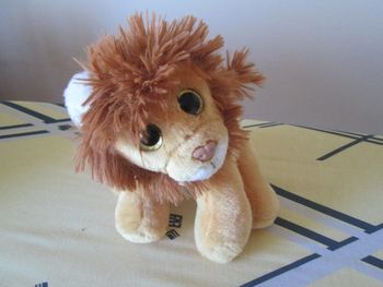 peluche lion beanie