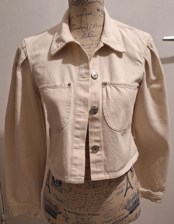 Veste en jean courte couleur crème Zara