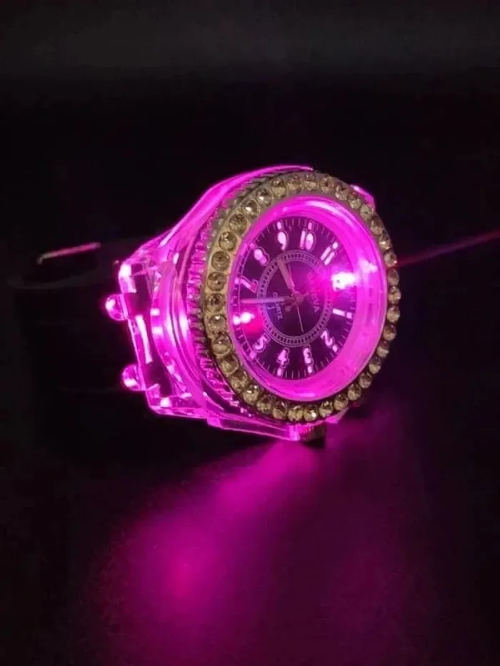 Montre noire lumineuse, style casino - photo numéro 5