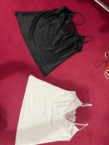 Lot de 2 tops identiques noir blanc Darjeeling 42 satin
