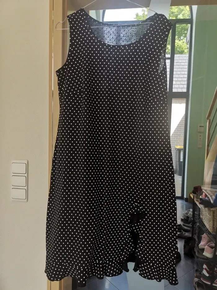 Jolie petite robe à pois taille 42.
