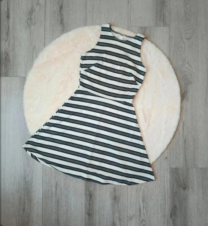 Robe marinière H&M 🖤 taille S – Élégante & confortable ! - photo numéro 2