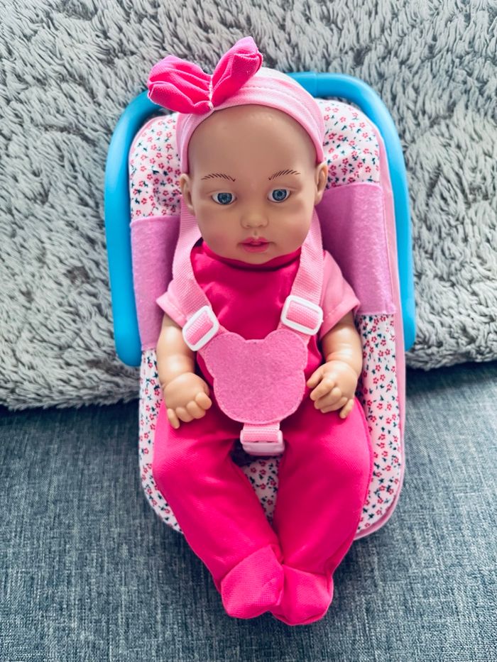 Poupon dans son siège auto